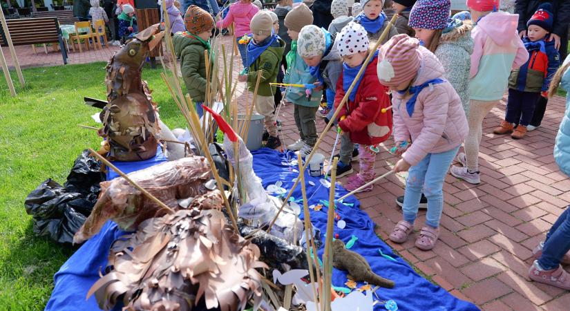 Horgásztak és hulladékot is szelektáltak a vásárhelyi ovisok a Föld Napján