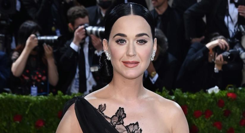 Katy Perry meghökkentő esete a Trevi-kúttal: meglepő pénzügyi tranzakciót hajtott végre