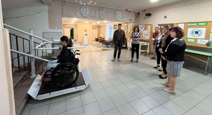 Nem akadály többé az emelet: új lépcsőlift a dunaújvárosi iskolában