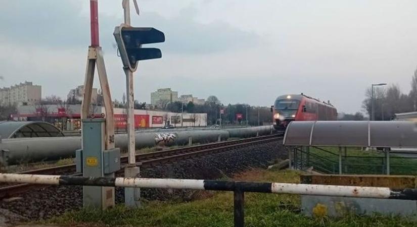 Ezért nem működött három vasúti átjáró sem Győrben - Megérkezett a GYSEV válasza