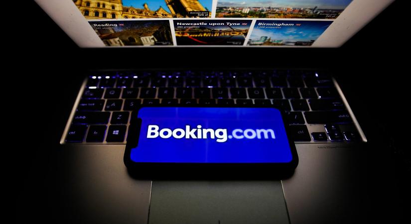 Rajtaütöttek a Bookingon: irodákban vizsgálódnak a hatóságok