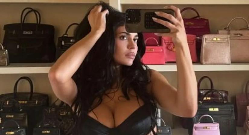 Kylie Jenner ébenfekete melltartóban villantotta meg, hogy mije van