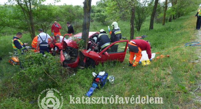 Fának csapódott egy autó a 4-es főúton Karcag közelében