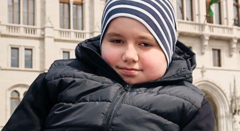 Megtagadta az állam a kisfiútól a segítséget: így havi 15 milliót kell kifizetni az életmentő gyógyszerre Ádám szüleinek