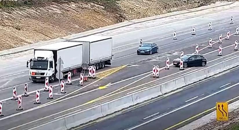 Hajmeresztő: Te jó ég, mit művelt az autós a terelésnél!? (videó)