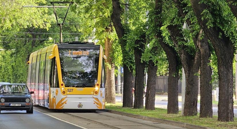 Autó és villamos ütközött Debrecenben