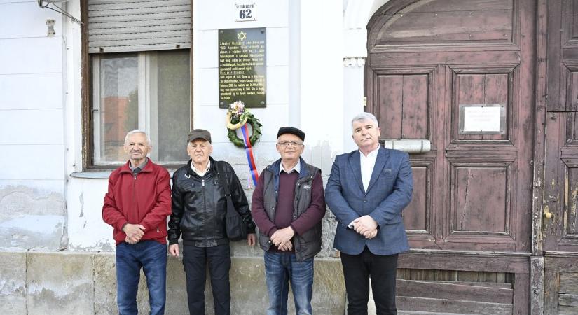 Holokauszt megemlékezés: dr. Weisz Artúr családja előtt tisztelegtek, aki azon kevesek egyike, aki hazatért a haláltáborból - fotók