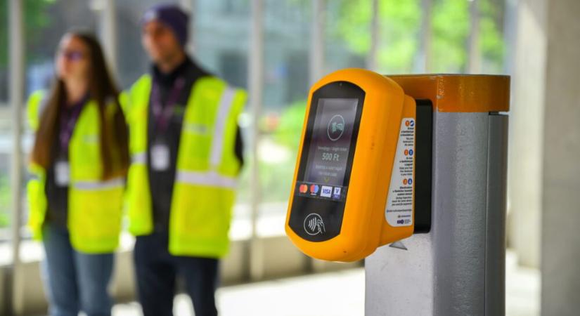 Már érintéses fizetéssel is lehet jegyet venni a budapesti metróvonalakon