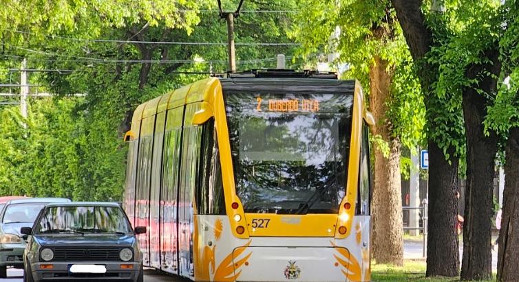 Villamos és autó karambolozott Debrecenben, két szakaszban közlekednek a szerelvények