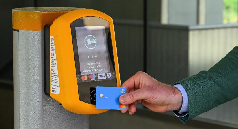 Csippantásoktól lesznek hangosak Budapest metróaluljárói