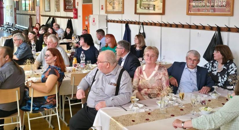 Hihetetlen összefogás Sárbogárdon – így segítették a diákokat egyetlen este alatt