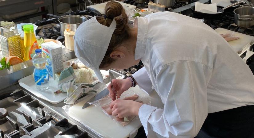 Szakmai nap a soproni technikumban: terítéken az anyák napja - fotók, videó