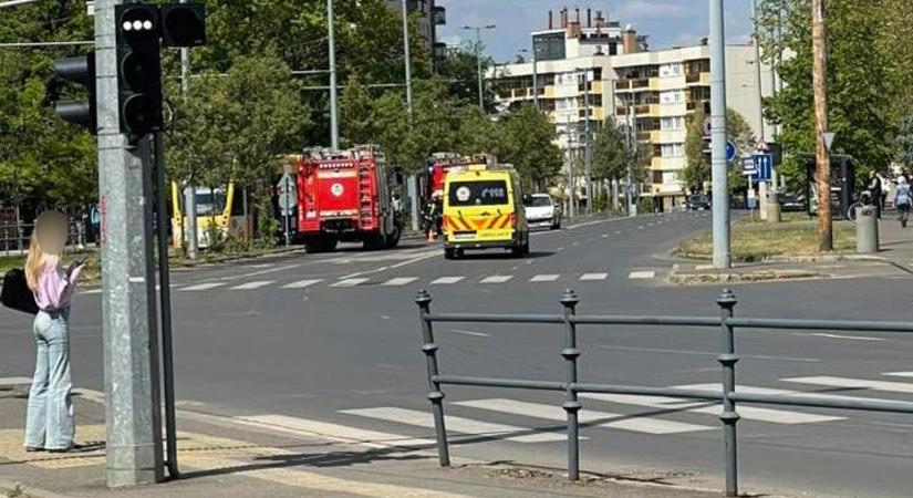 Villamos és autó ütközött össze Debrecenben, a mentők is a helyszínre siettek – fotóval