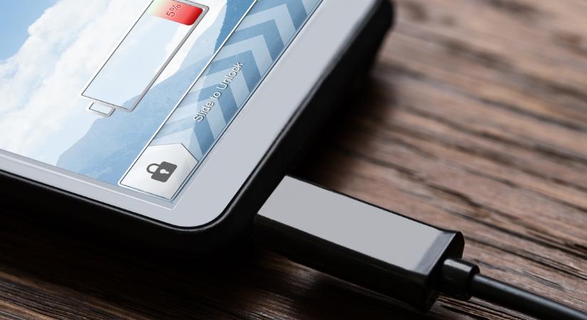 Hihetetlen, itt az új EU irányelv, így térünk vissza a cserélhető mobilaksira