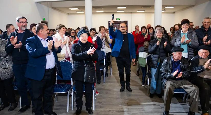 Zenével és emlékekkel erősíti a közösséget Tamás Gábor könyvbemutató-sorozata (VIDEÓ)