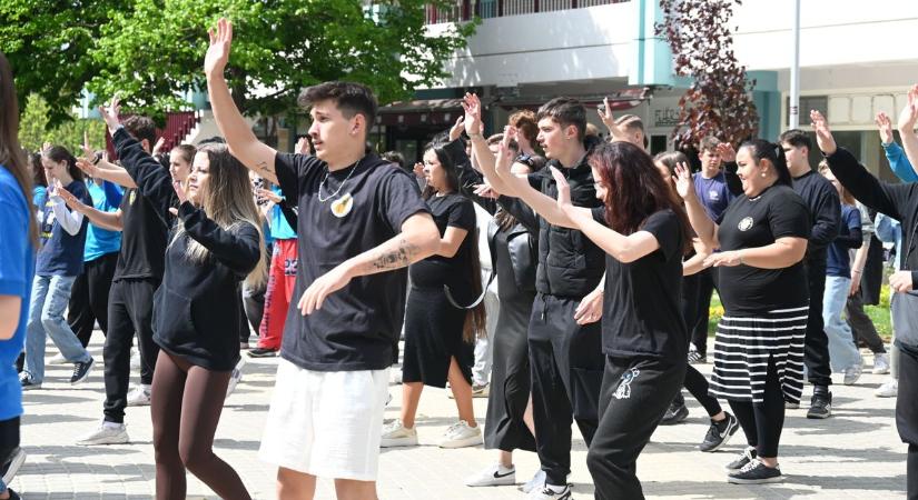 Buborékok és dübörgő mélynyomók: 300 diák táncolt Szolnok belvárosában – galériával