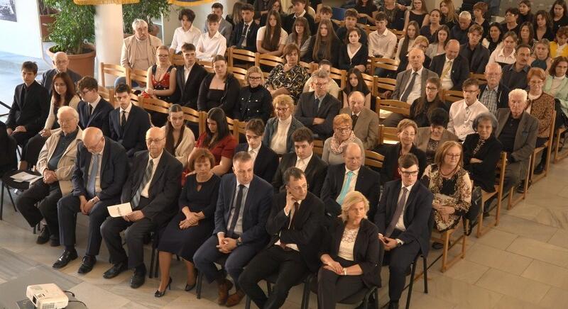 Középiskola, ami összeköt