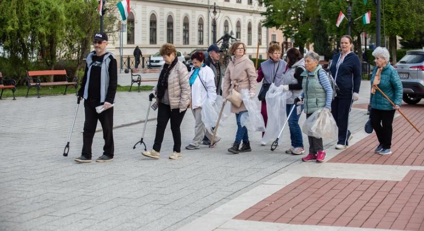 Összefogás a Föld napján: generációk takarítottak együtt a városért