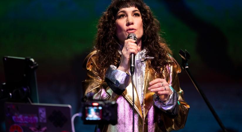 Zene, performansz és irodalom fúziójában