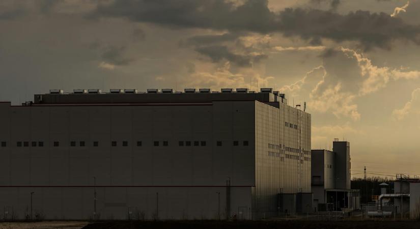 Hétfőn tűz volt az iváncsai akkumulátorgyárban