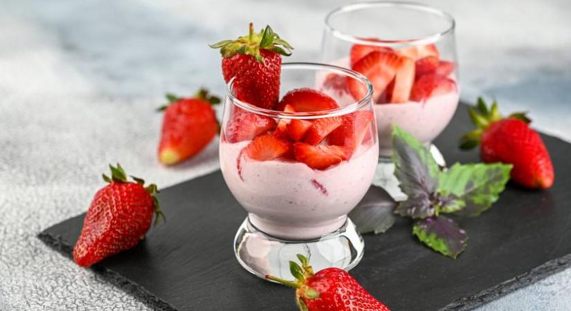 Konkrétan alig van kalória ebben a nasiban: csak tojás és eper kell hozzá