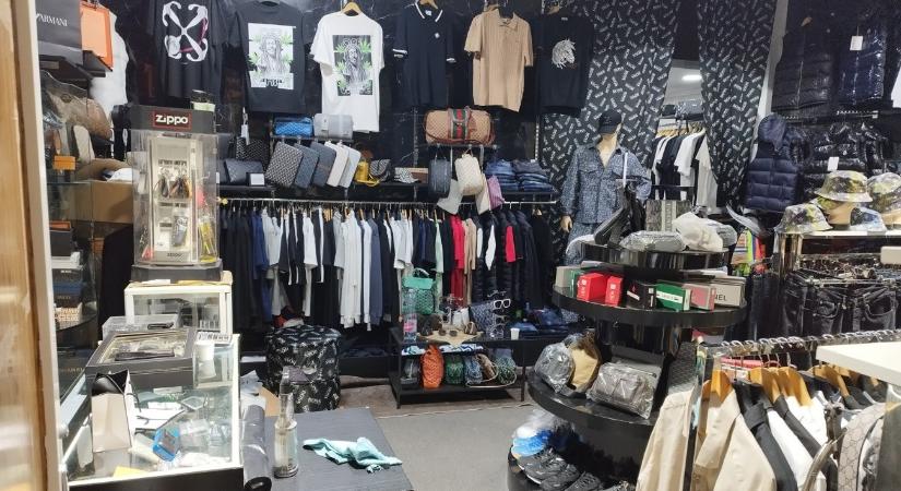 Hamis termékek ezreit foglalta le az adóhatóság a Golgota úti piacon