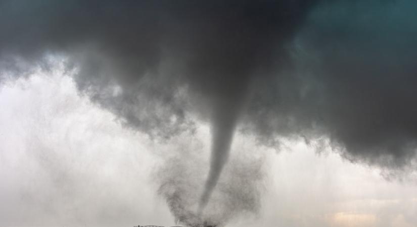 Sokkoló jelenet! Tornádó söpört végig Magyarország szomszédságában (Videó)