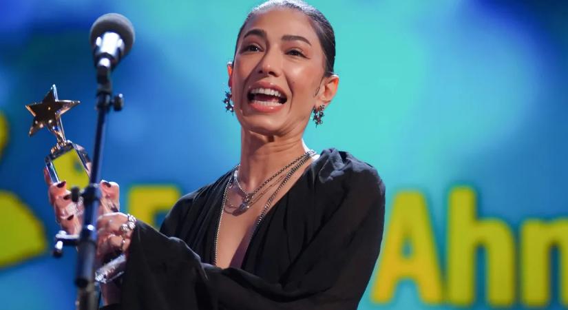 A mellbimbói majd átszúrják a felsőjét – A Gengszterzsaruk 2 női főszereplőjének izgató fotói