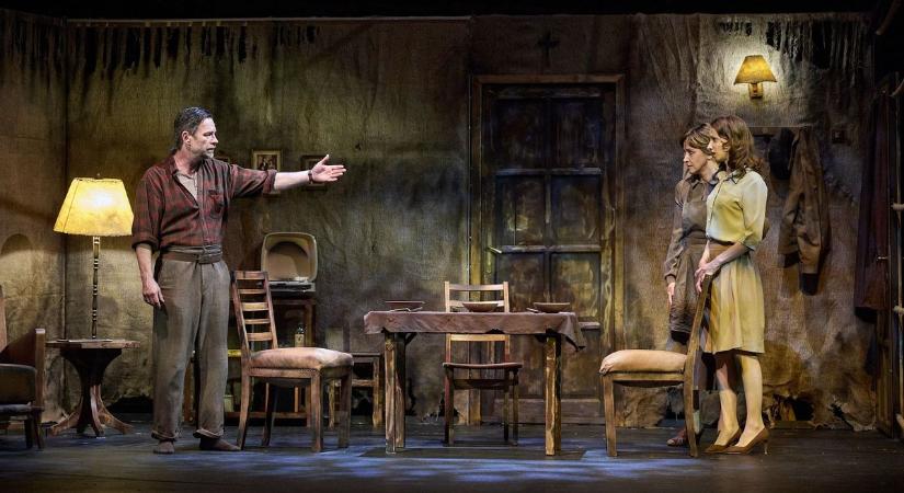 Két világ feszült egymásnak a tatabányai deszkákon: megmutatjuk a Jászai legújabb bemutatóját