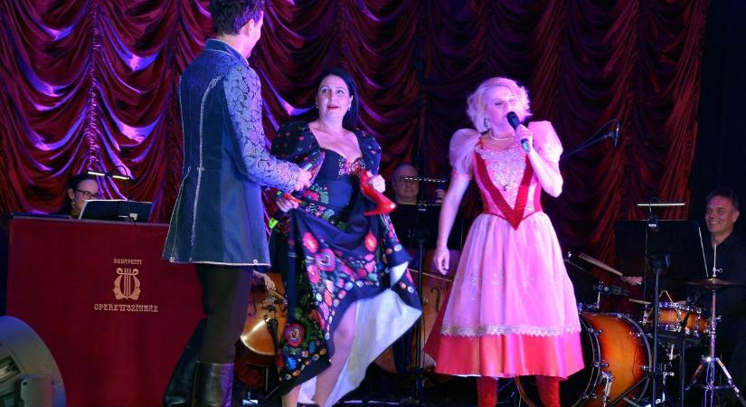 Teltház fogadta az operett színház művészeti Bélapátfalván