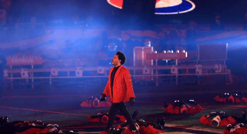 Super Bowl Halftime Show: látványosra sikerült a The Weeknd hétmillió dolláros bulija- Videó