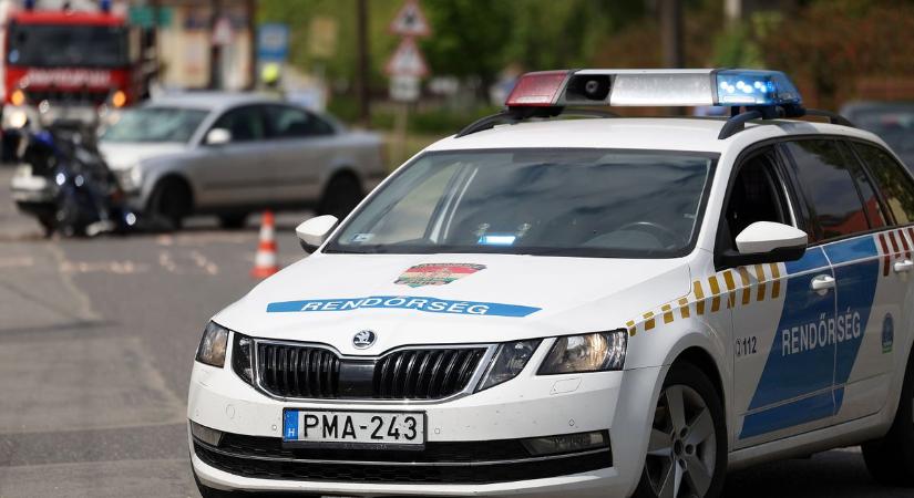 Durva karambol Tázláron: az autó szélvédőjére, majd az úttestre zuhant egy motoros  fotók, videó