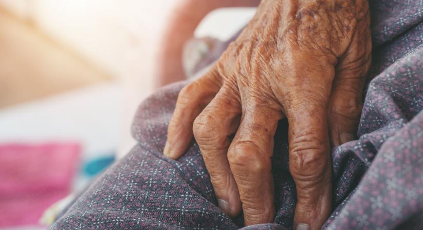 Ellökte, majd kirabolta a miskolci asszonyt