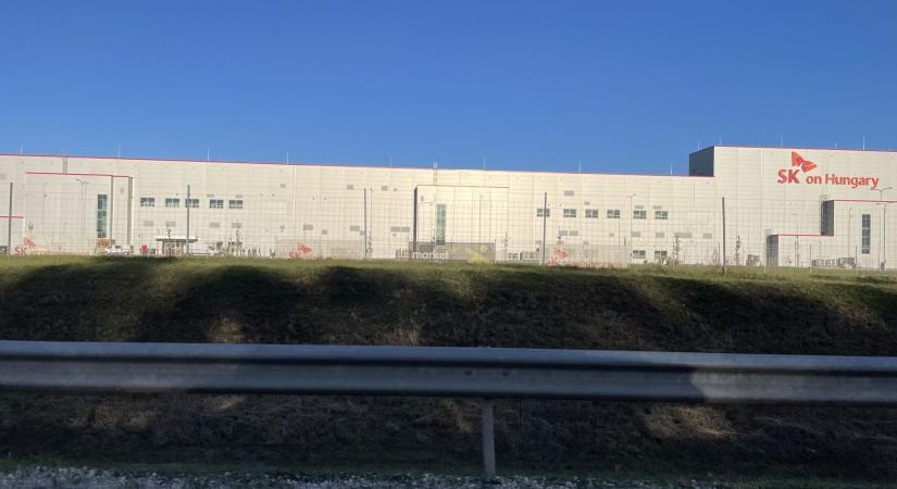 Tűz ütött ki hétfő este az iváncsai akkumulátorgyár területén