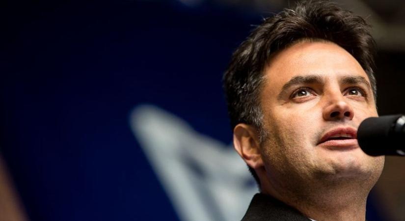 Szobrot állíttatna Magyar Péternek, most pedig köztársasági elnöknek jelentkezett be a polgármester