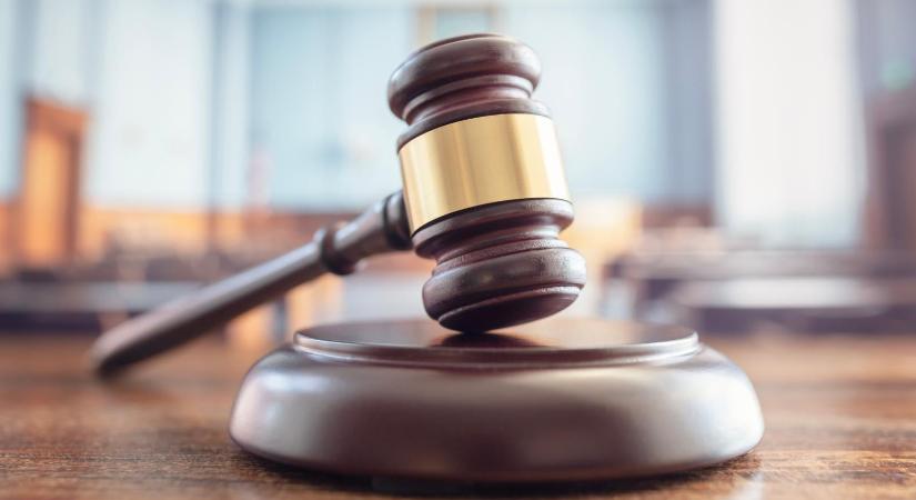 Elítélték emberölés miatt azt a tizenéves lányt, aki egy pécsi kollégiumi mosdóban szülte meg, majd magára hagyta gyermekét