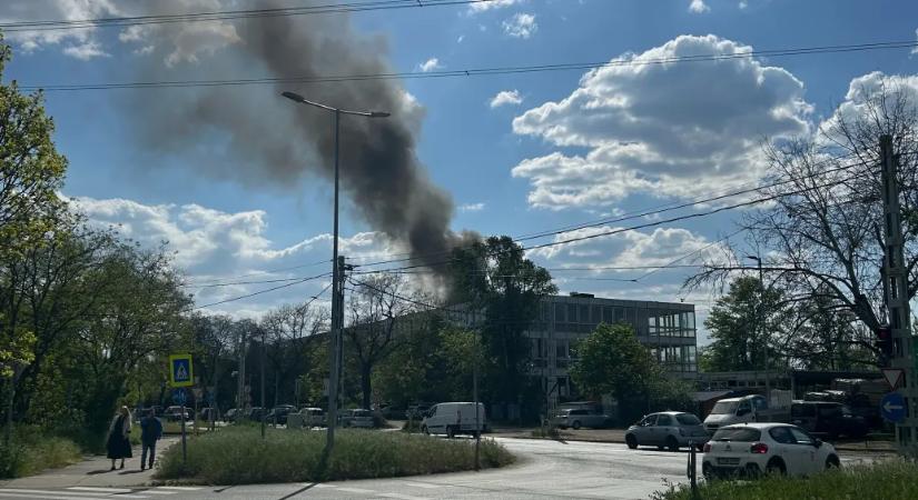 Kigyulladt egy lakókocsi az Ecseri út mellett