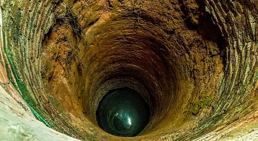 Drámai mentés a tízméteres kút mélyéről