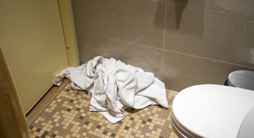 Enyhébb büntetést kapott a pécsi gimnazista, aki lehúzta, majd megpróbálta lenyomni koraszülött gyermekét a vécén