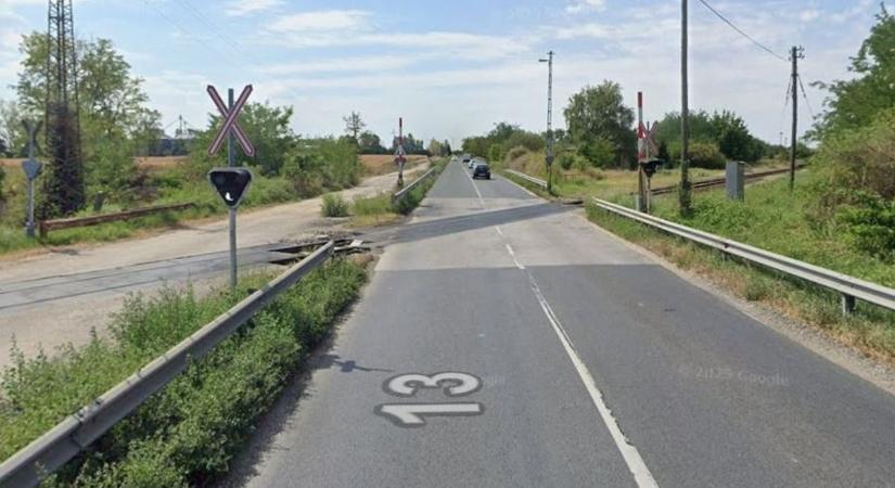 Nagy változás a 13-as főúton: felújítás miatt lezárják a vasúti átjárót Csémpusztánál