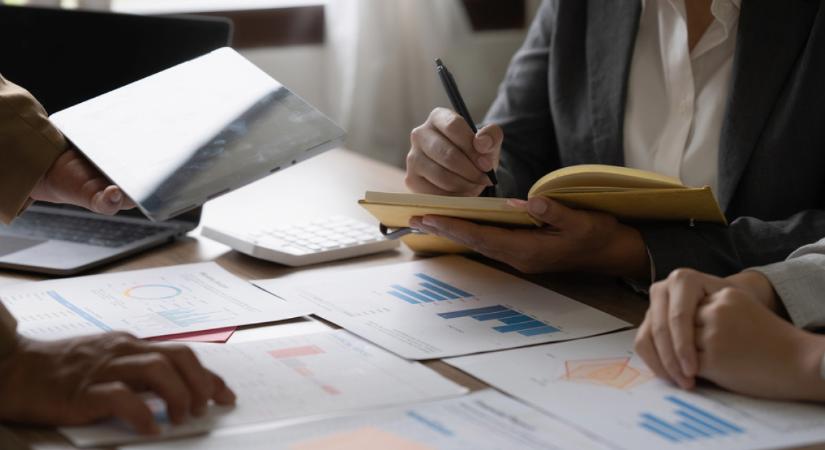 Egymásra licitálnak a bankok: ajándékpénzzel vadásznak a vállalkozókra