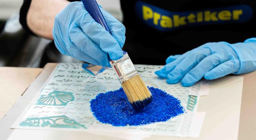 Faldekoráció 2026: trendinek számít a színblokkolás, a beton- és márványhatású falak és a modern falpanelek