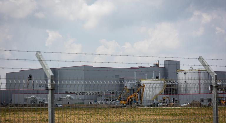 Megszólalt az iváncsai akkumulátorgyár üzemeltetője, kiderült, mi okozta a tüzet