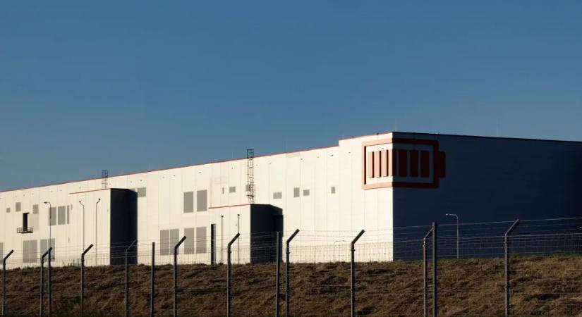 Tűz volt hétfőn az iváncsai akkugyárban