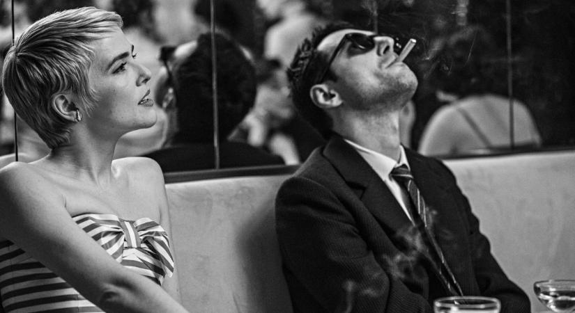 Így még nem láttuk az ötvenes évek Párizsát – új mozival jelentkezett a rendező, aki magasról tesz a nézői elvárásokra