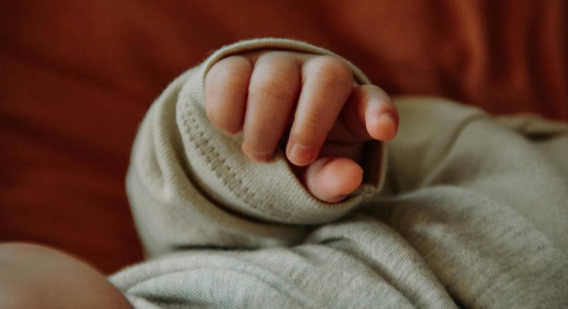 A WC-ben szülte meg, majd magára hagyta a gyermekét egy pécsi tinilány