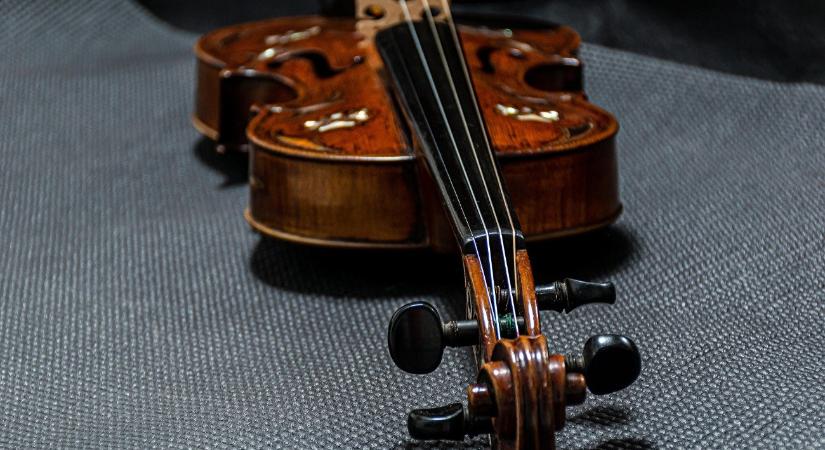 A karmester majdnem tönkre vágott egy 3 millió dolláros hegedűt – videó