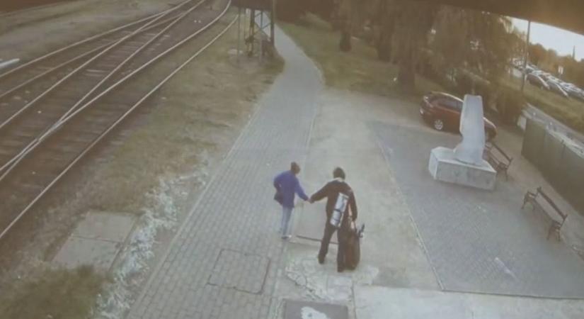Videón a gyilkos és az áldozat: kézen fogva mentek a Tiszainál a tragédia előtt