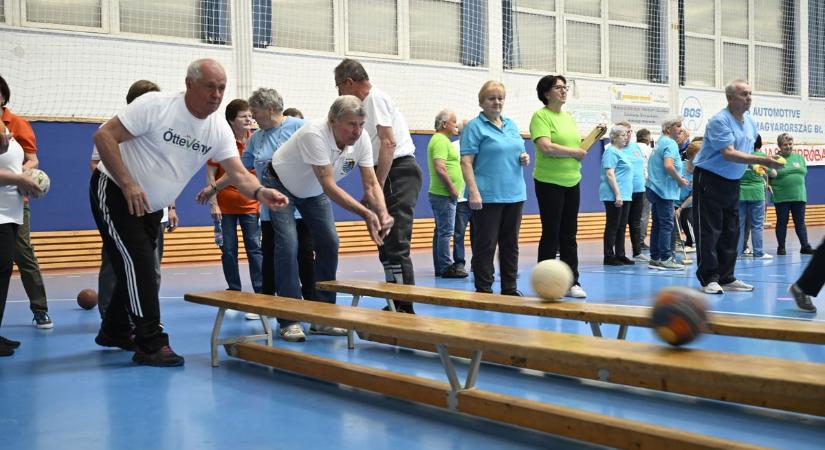Kistérségi Nyugdíjas Tízpróbán mérte össze ügyességét rekordszámú szépkorú - fotók, videó
