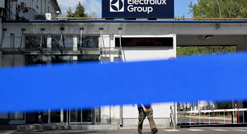 Van, aki szerint a Tisza a hibás, más Szijjártó nyilatkozatára emlékeztetett – műszakváltáskor kérdeztünk dolgozókat a bezáró jászberényi Electrolux gyárnál